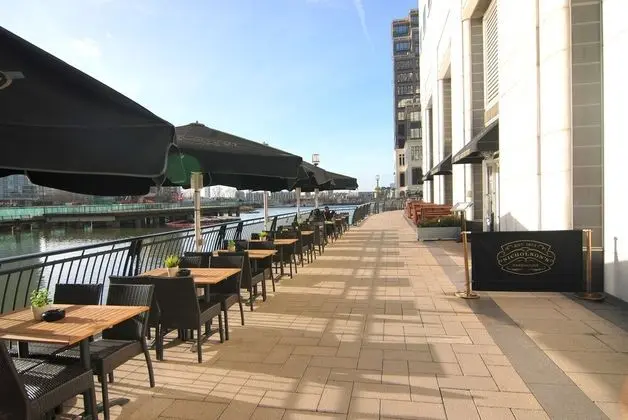 Canary Wharf - Corporate River View Apartments - Yerinde Yemek