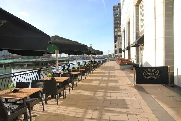 Canary Wharf - Corporate Riverside Apartments - Yerinde Yemek
