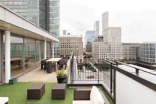 The Canary Wharf Secret - Glamorous 2bdr Flat w/ Terrace and Parking