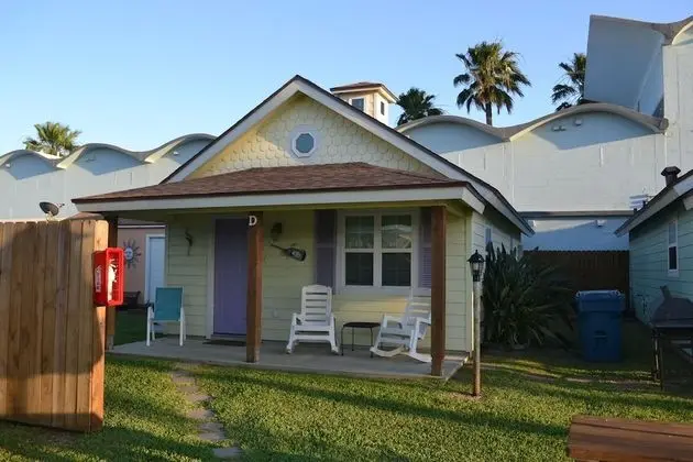 Candlelight Cottages by the Beach