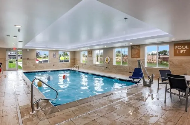 Candlewood Suites Brighton - Havuz