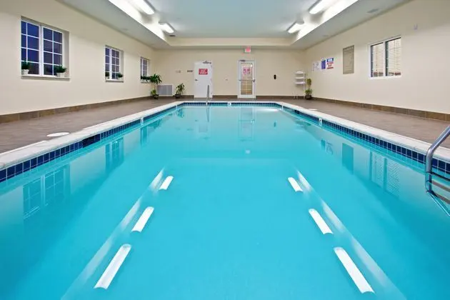 Candlewood Suites Louisville North - Havuz