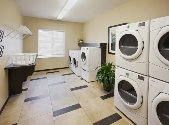 Candlewood Suites Oklahoma City - Bricktown, an IHG Hotel - Misafir Tesisleri ve Hizmetleri