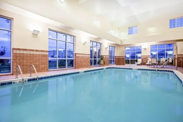 Candlewood Suites Pittsburgh-Cranberry - Havuz