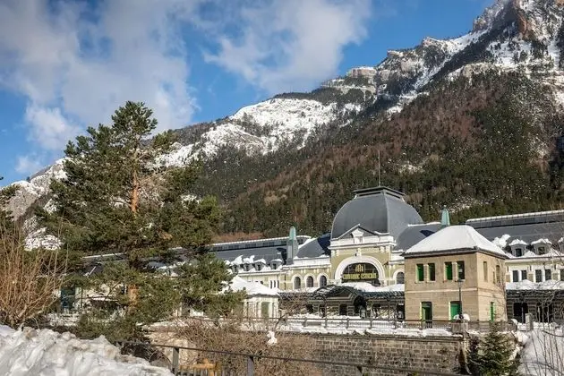Canfranc Estación, A Royal Hideaway Hotel - Dış Mekan