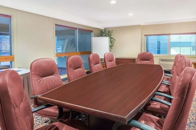 Canmore Inn & Suites