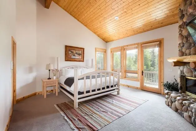Canopy by Avantstay 8 BR Cabin w/ Hot Tub, Movie Theatre & Sauna - İç Mekan