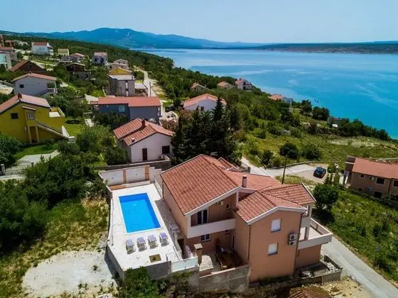 Capacious Holiday Home in Maslenica With Heated Private Pool - Dış Mekan