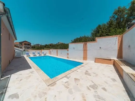 Capacious Holiday Home in Maslenica With Heated Private Pool - Havuz