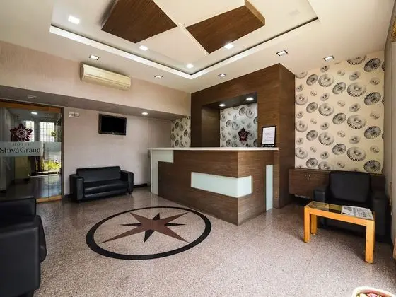 Capital O 11563 Hotel Shiva Grand Inn - Lobi