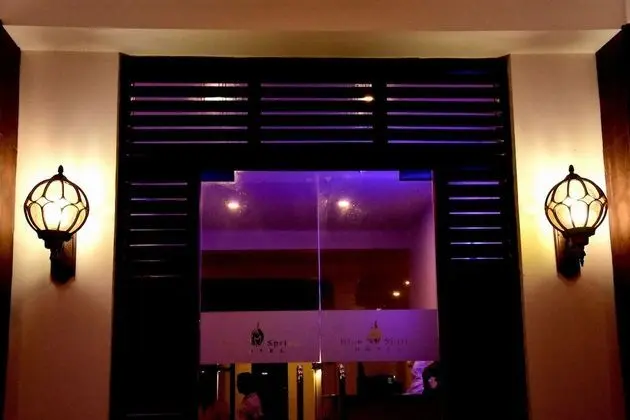 Capital O 132 Blue Spring Hotel - Dış Mekan