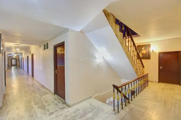 Capital O 13231 Hotel Sapphire Garden View - Lobi