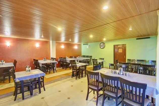 Capital O 13231 Hotel Sapphire Garden View - Yerinde Yemek