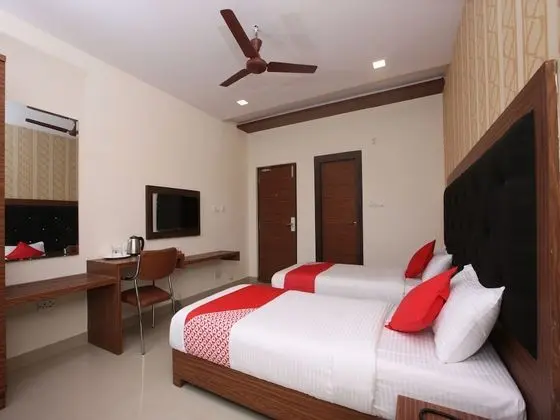 Capital O 14043 Hotel Star Holiday - Oda