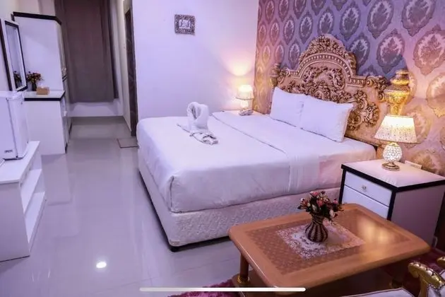 Capital O 141 Golden Rays Hotel