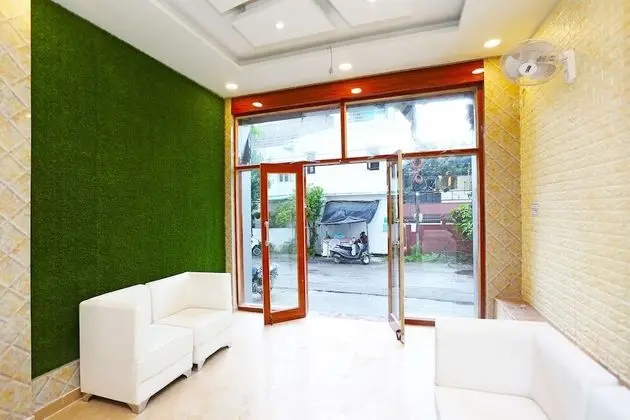 Capital O 15566 Hotel Rosewood Inn - Lobi