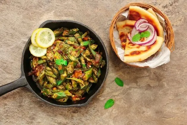 Capital O 15566 Hotel Rosewood Inn - Yerinde Yemek