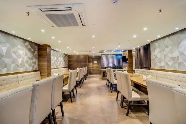 Capital O 16172 Hotel Radiant - Yerinde Yemek