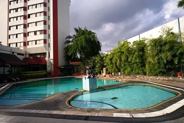 Capital O 1963 Hotel The New Benakutai - Havuz