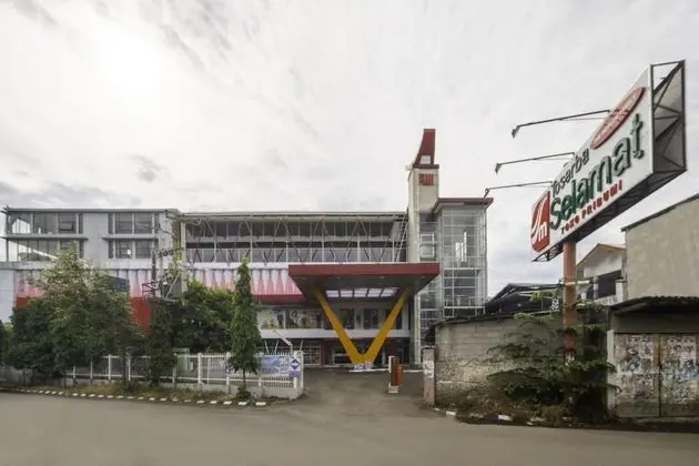 Capital O 1973 Guest House Toserba Selamat Syariah Pelabuhan Ratu - Dış Mekan