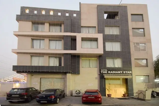 Capital O 23134 Hotel Radiant Star - Dış Mekan