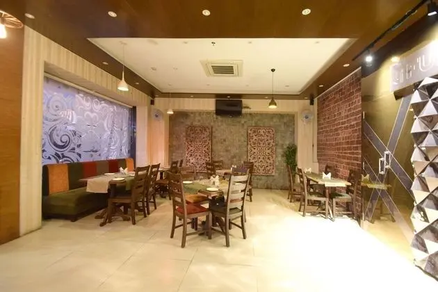 Capital O 23134 Hotel Radiant Star - Yerinde Yemek
