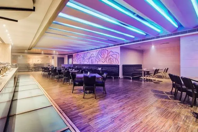 Capital O 23502 Hotel Millennium Grand - Yerinde Yemek