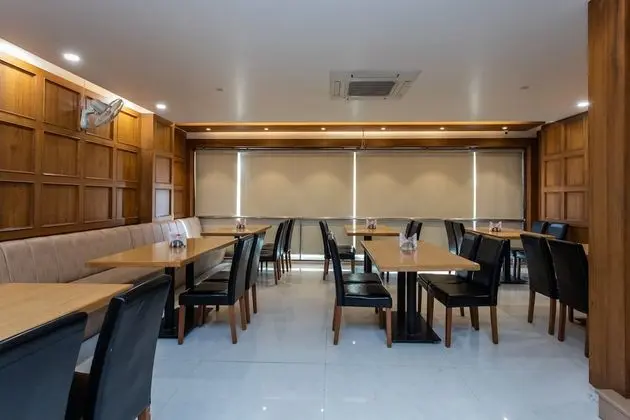 Capital O 27658 Hotel New Mohit Regency - Yerinde Yemek