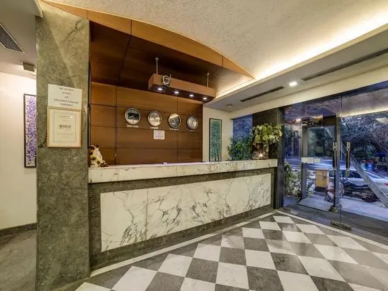 Capital O 28618 New Haven Hotel - Lobi