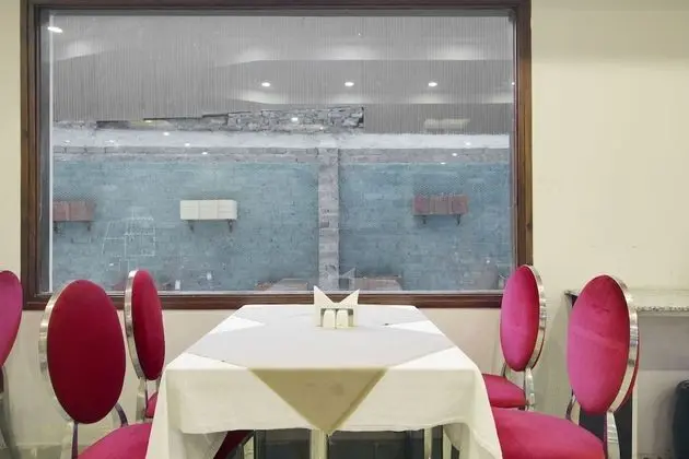 Capital O 28688 The Saffron Hotel - Yerinde Yemek