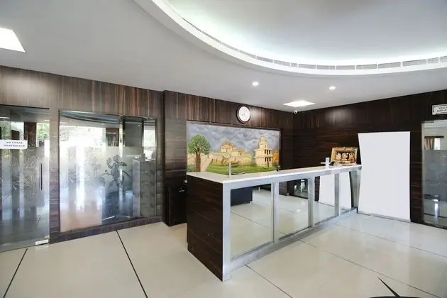 Capital O 30441 Hotel Durgada Siri - Lobi