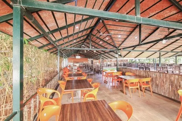 Capital O 30441 Hotel Durgada Siri - Yerinde Yemek