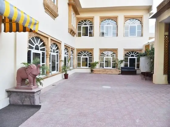 Capital O 35409 Hotel Megh Niwas - Dış Mekan