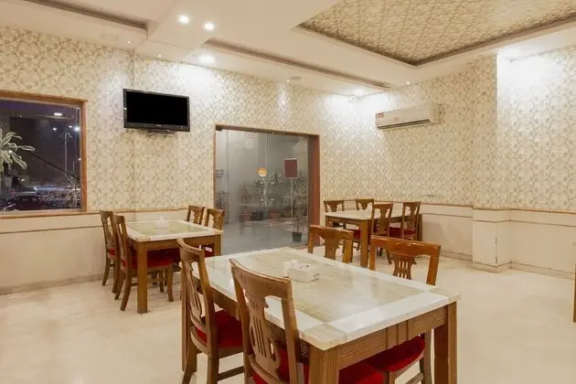 Capital O 40904 Hotel Satish Executive - Yerinde Yemek