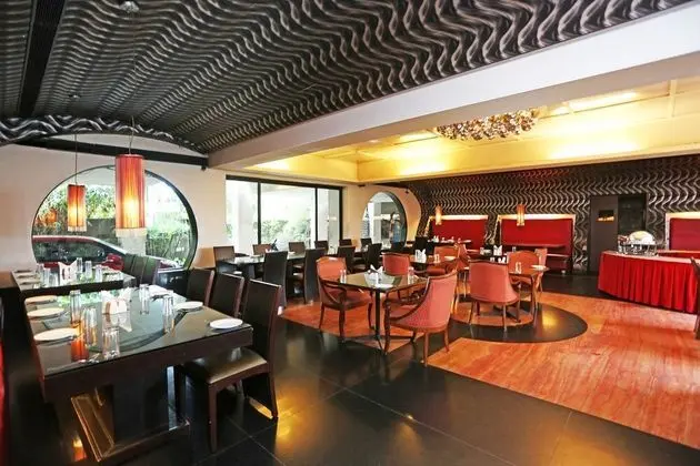 Capital O 45308 Hotel Highway - Yerinde Yemek