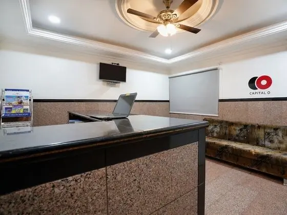 Capital O 46832 Gaayatri Residency - Lobi