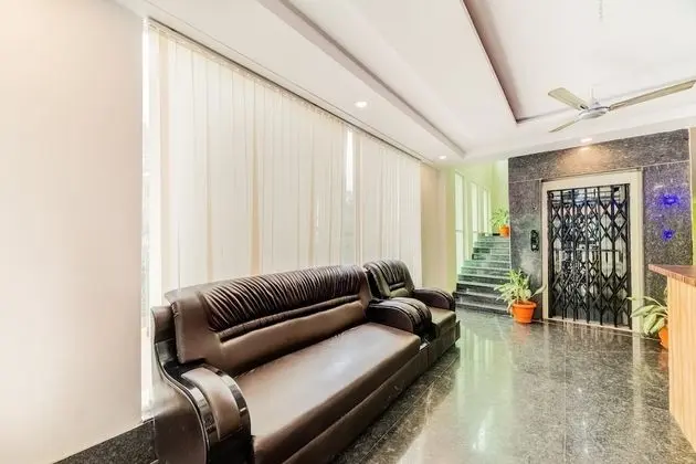 Capital O 47601 Airport Palace Hotel - Lobi