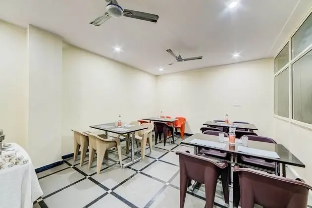 Capital O 47601 Airport Palace Hotel - Yerinde Yemek