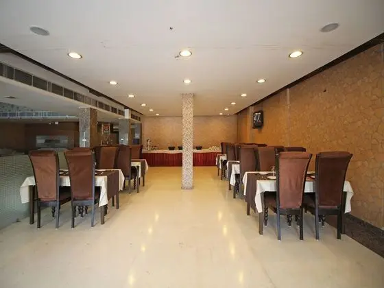 Capital O 7331 Hotel Downtown - Yerinde Yemek
