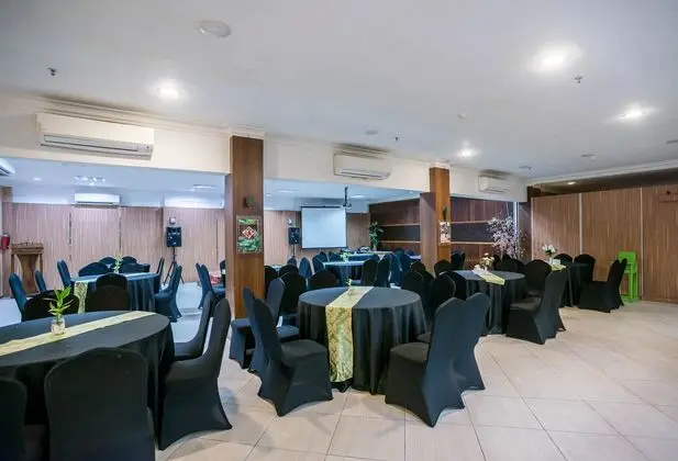 Capital O 949 Royal Park Hotel - İş / Konferans