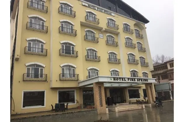 Capital O 9508 Hotel Pine Spring - Dış Mekan