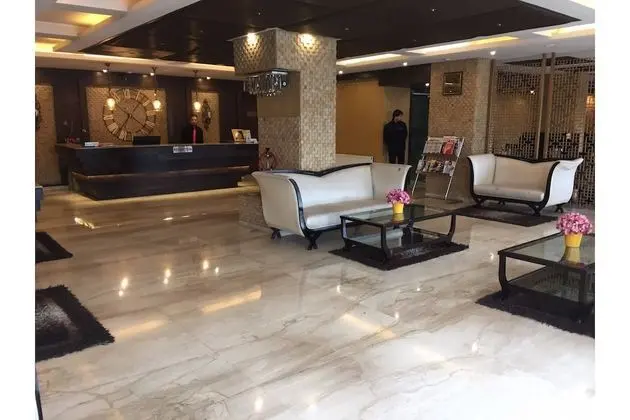 Capital O 9508 Hotel Pine Spring - Lobi
