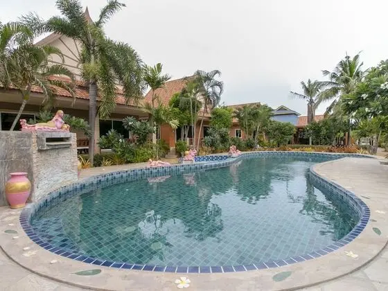 Capital O 961 Baan Dow Chompoo Resort - Havuz