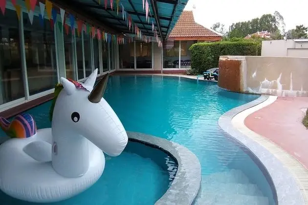 CAPITAL O916 Chill Chill D Pool Villa - Havuz