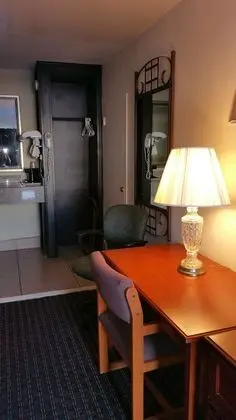 Capitol Inn And Suites - İç Mekan