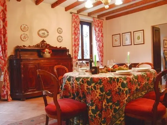 Villa in Capriolo With Patio, Courtyard, Garden, Parking - Yerinde Yemek