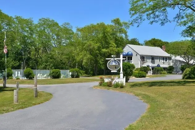 Captains-Quarters Motel & Conference Center