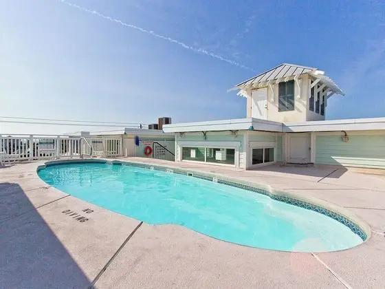 Captains Watch Condos - Havuz