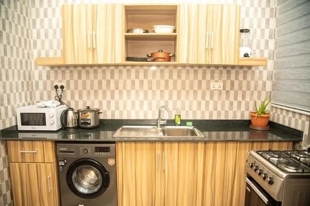 Captivating 1-bed Apartment in Tema, com 25 - Mutfak