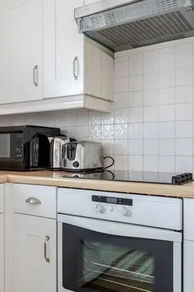 Captivating 3-bed Apartment in Grays - Mutfak